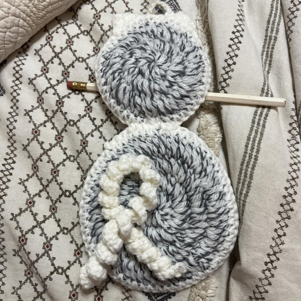 VTG Crochet Kitty With Curly White Tail Pencil Holder Wall Hanging Gray White - Picture 4 of 4
